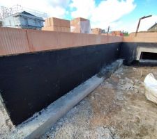 Les murs du rez-de-chaussée commencent à monter