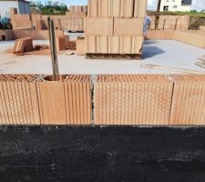 Les murs du rez-de-chaussée commencent à monter