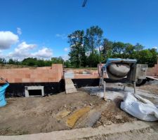 Les murs du rez-de-chaussée commencent à monter