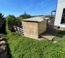 Cabane qui sera remplacée par le jacuzzi