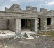 Apr&egrave;s le s&eacute;chage de la dalle, &eacute;l&eacute;vation des murs de l'&eacute;tage !