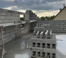 Apr&egrave;s le s&eacute;chage de la dalle, &eacute;l&eacute;vation des murs de l'&eacute;tage !