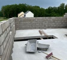 Après le séchage de la dalle, élévation des murs de l'étage !