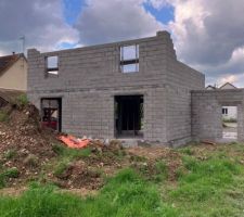 Apr&egrave;s le s&eacute;chage de la dalle, &eacute;l&eacute;vation des murs de l'&eacute;tage !