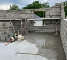 Apr&egrave;s le s&eacute;chage de la dalle, &eacute;l&eacute;vation des murs de l'&eacute;tage !