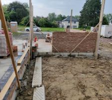 La ma&ccedil;onnerie tout juste commenc&eacute;e sur le mur de cuisine