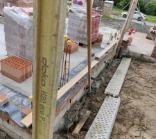 La ma&ccedil;onnerie tout juste commenc&eacute;e sur le mur de cuisine