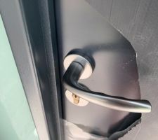 Porte d'entrée en alu mais cadre en bois, étrange ?