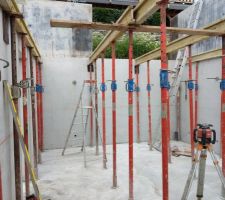 Installation des supports pour la dalle haute en poutrelles hourdis - CC-BY-NC-SA