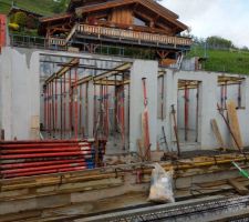 Installation des supports pour la dalle haute en poutrelles hourdis - CC-BY-NC-SA