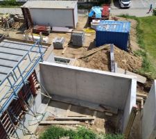 Vue du dessus des murs de soutènement du carport et de son escalier - CC-BY-NC-SA