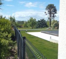 Le mur anti bruit anti vis a vis de la voisine viendra contre ma clôture grillagée  sur 12 metres linéaires et 2.50 de hauteur à la base du grillage les plaques étant sous son remblai