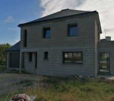 Toiture finie et menuiseries extérieures posées