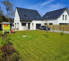 Jardin engazonn&eacute;, clotures termin&eacute;es, haie plant&eacute;e