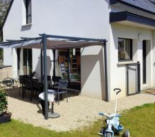 Installation d'une pergola (achetée chez LECLERC, très surprise par la qualité, ça ne bouge pas!) et inversion du coin repas et "salon"