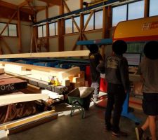 Charpentier et machine à l'oeuvre pour usiner l'une des pièces - CC-BY-NC-SA