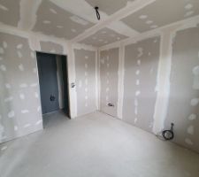 Chambre RDC avec l'accès salle d'eau
