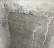 Infiltrations d'eau sur le mur entre la cave et le vide sanitaire au niveau du radier