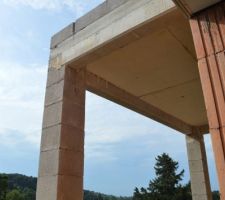 Fin du gros oeuvre
Décoffrage et démontage de tous les échafaudages 
Coulage des appuis de fenêtres
Il reste encore des finitions pour lesquelles nous attendons le retour du constructeur