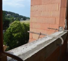 Fin du gros oeuvre
Décoffrage et démontage de tous les échafaudages 
Coulage des appuis de fenêtres
Il reste encore des finitions pour lesquelles nous attendons le retour du constructeur