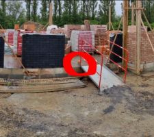 Erreur de positionnement d'un tuyau PVC à l'emplacement du futur escalier/tierce vitrée.