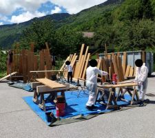 Début de peinture des bois, ici les tableaux de menuiserie - CC-BY-NC-SA