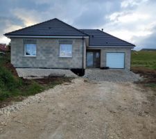 Pose du drain périphérique + remblaiement partiel autour de la maison