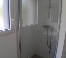 Pose la porte de douche de la salle de bain du rez-de-chaussée.