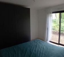 Dressing Ikea Pax de la chambre du rez-de-chaussée.