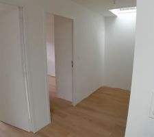 Parquet contrecoll&eacute; en ch&ecirc;ne de l'&eacute;tage 2.