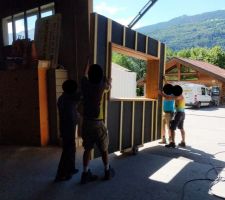 Les charpentiers sortent un mur pour y poser le bardage - CC-BY-NC-SA