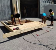 Pose du bardage au millimètre, à coup de cale et masse - CC-BY-NC-SA