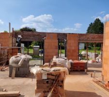 Fa&ccedil;ade avant vue de l'int&eacute;rieur (de gauche &agrave; droite : porte d'entr&eacute;e avec tierce vitr&eacute;e, cellier, garage)