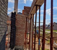 Futur porche d'entr&eacute;e avec porte &agrave; faux sur le coin droit