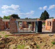 Fa&ccedil;ade arri&egrave;re (de gauche &agrave; droite : bureau - salon - cuisine)