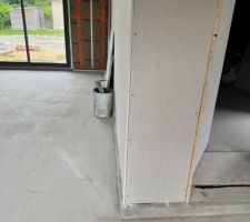 Après le doublage du Placot, je me retrouve avec 3 cm encore sur la marche haute de la dalle de mon garage et non pas au sol de la dalle de la maison
Malgré le doublage, il me semble que mon Placot devrait arriver partie intérieur de la maison sur la dalle pour éviter tout choc Thermique éviter les points de rosée pour avoir de la condensation qui remonte, ainsi que ma chape qui, sur ces 3 cm pourrait craquer
Merci de votre retour