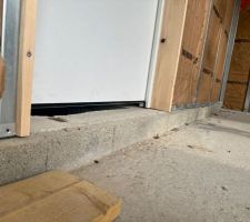 Après le doublage du Placot, je me retrouve avec 3 cm encore sur la marche haute de la dalle de mon garage et non pas au sol de la dalle de la maison
Malgré le doublage, il me semble que mon Placot devrait arriver partie intérieur de la maison sur la dalle pour éviter tout choc Thermique éviter les points de rosée pour avoir de la condensation qui remonte, ainsi que ma chape qui, sur ces 3 cm pourrait craquer
Merci de votre retour