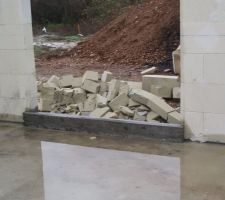 Le seuil de la porte fenetre fait apparaitre la hauteur fini ( 22cm)