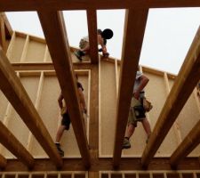 Charpentiers à l'oeuvre... sans protection - CC-BY-NC-SA