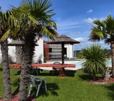 Table de jardin sur 2 paillotes