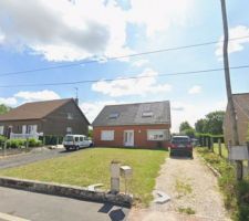 Nous aimerions clôturer notre terrain de chaque côté avec des panneaux en résines, nous hésitons à garder qu une seule allée et le choix du futur portail moderne fleuri. Il y a aura un futur garage sur la gauche de la maison qui empietera de 7 mètres sur le terrain de devant pour pouvoir gagner 1 mètres de largeur jusqu'à la 1ere fenêtre sur la gauche