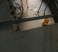 Voil&agrave; notre probl&egrave;me d'escaliers, l&agrave; o&ugrave; passe le rail est l'endroit pr&eacute;vu pour la porte ............