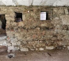 Ecurie apr&egrave;s piquage du b&eacute;ton et d&eacute;molition du rebord b&eacute;ton, support de mangeoire.