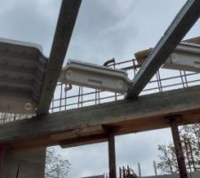 La structure des poutres béton en forme de zones triangulaires font apparaitre le besoin de couper les hourdis en triangle à la fin. On peut voir les tympans qui servent à écarter les poutrelles, et qui font la délimitation entre les hourdis (le bloc bombé) qui ne peut être coupé en biais, et les hourdis négatifs pas encore posés.