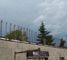 Pose des crosses pour les futures acrotères béton, tous les 20cm, dans le chainage périphérique.