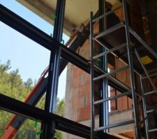 Début du montage de la structure du mur rideau
Vitrages avec contrôle solaire de chez Saint-Gobain Building
Porte d'entrée exceptionnelle en verre Emalit noir