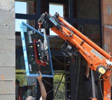 Début du montage de la structure du mur rideau
Vitrages avec contrôle solaire de chez Saint-Gobain Building
Porte d'entrée exceptionnelle en verre Emalit noir