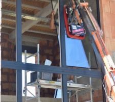 Début du montage de la structure du mur rideau
Vitrages avec contrôle solaire de chez Saint-Gobain Building
Porte d'entrée exceptionnelle en verre Emalit noir