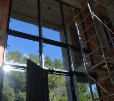 Début du montage de la structure du mur rideau
Vitrages avec contrôle solaire de chez Saint-Gobain Building
Porte d'entrée exceptionnelle en verre Emalit noir