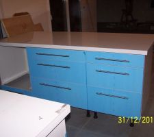 L'ilot central manque le four et la plaque de cuisson